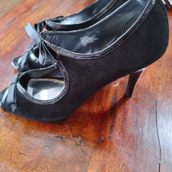 White House Black Market Black Leather Arianna Heels ~ Size 8.5 - Picture 4 of 9